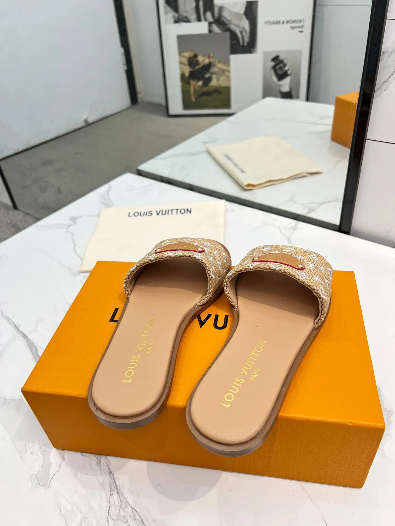 👟👟Ex-factory price 320👟👟 Genuine leather sole +40 Louis Vuitton, 1:1 advanced customization upper, fabric: customized LV special fabric, lining: sheepskin, original molding hardware, code number: 35-42, order with pictures, welcome to send pictures to place an order,